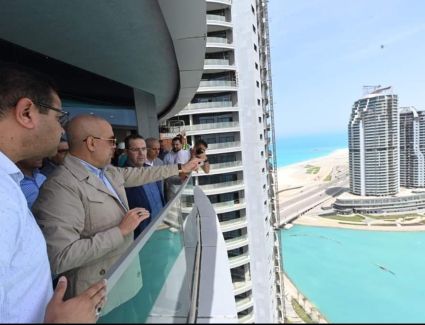 الجزار يتفقد أعمال التشطيبات بأبراج المنطقة الشاطئية.. ويتجول بكمبوند《مزارين》