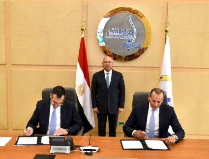 وزير النقل يشهد توقيع عقد تنفيذ أعمال البنية الفوقية لمحطة الحاويات تحيا مصر 1 بدمياط