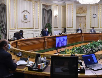 رئيس الوزراء يتفق مع رئيسي بنكي "مصر" والأهلي" على استغلال أراضيهما في تطوير عواصم المحافظات والمدن 