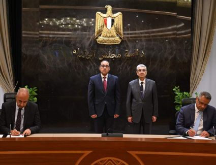 مدبولي يشهد توقيع محضري استلام الأرض لتنفيذ مشروعين لإنتاج الكهرباء من طاقة الرياح بغرب سوهاج