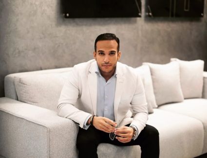 بمشاركة عبدالرحمن عصام رائد الأعمال ورئيس AE Media Production.. شراكة استراتيجية بخبرات عالمية مع «المنارة للتطوير»