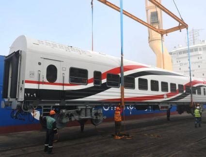 وزير النقل يعلن وصول 22 عربة سكة حديد جديدة للركاب إلى ميناء الإسكندرية