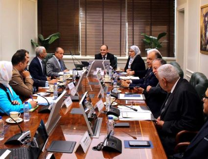  وزير الصناعة يبحث مع غرفة مواد البناء آليات تطوير منطقة شق الثعبان