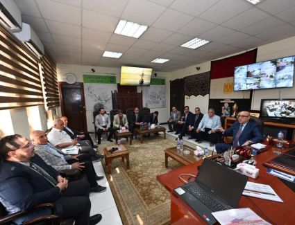 وزير الإسكان يناقش مقترحات تطوير المناطق الصناعية بالمدن الجديدة