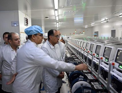 رئيس الوزراء يتفقد مصنع شركة «فيفو» للهواتف الذكية بالعاشر من رمضان