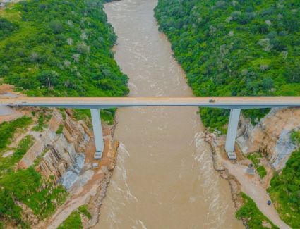 وزير الإسكان يتفقد سير العمل بمشروع سد ومحطة «جوليوس نيريرى» بتنزانيا