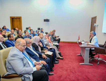 وزيرة البيئة تجتمع بالعاملين بجهاز تنظيم إدارة المخلفات لمناقشة أطر تعزيز ملفات العمل 