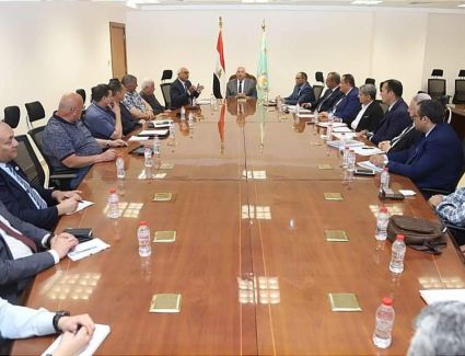 وزير الزراعة يتابع منظومة نقل وحوكمة الأسمدة وتوفيرها للمزراعين مع قيادات الجمعيات التعاونية وشركات نقل الأسمدة