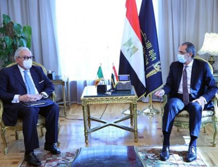وزير الاتصالات يبحث مع السفير الإيطالي تعزيز التعاون المشترك فى مجالات التحول الرقمى والبريد