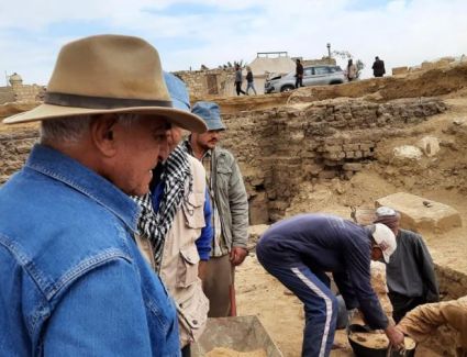 زاهي حواس: البعثة المصرية اكتشفت المعبد الجنائزي الخاص بالملكة نعرت زوجة الملك تتي ومومياوات تعود إلى ٣٠٠٠ ق.م