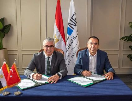 باستثمارات 40 مليون دولار.. اقتصادية قناة السويس توقع عقد حق انتفاع مصنع ملابس جاهزة بالقنطرة غرب