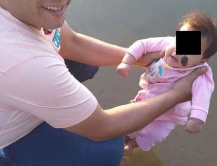 القبض على والد " طفلة التعرية".. جردها من ملابسها وحاول حرقها في الشارع.. صور   