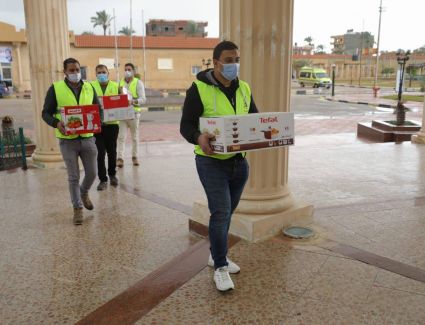 ضمن مبادرة "دكان الفرحة".. صندوق تحيا مصر يسلم 50 فتاة من اليتيمات تجهيزات الزواج.. صور