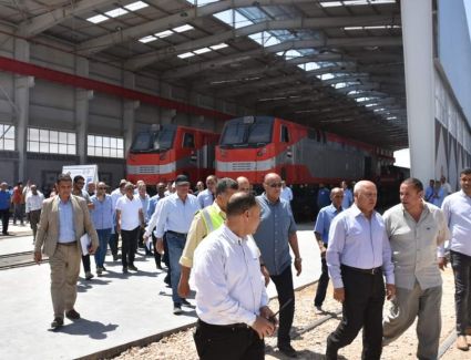 وزير النقل يتفقد محطة أسوان للسكك الحديدية ويتابع تطوير الورشة