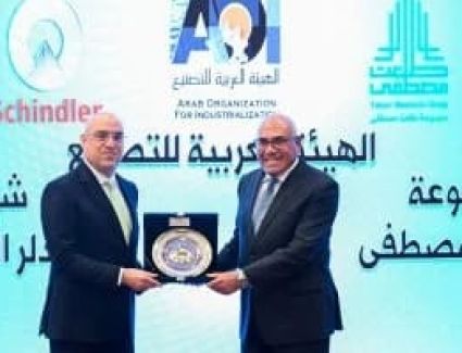 وزير الإسكان يتسلم درع الهيئة العربية للتصنيع لدعم وتشجيع الاعتماد على المنتجات المحلية