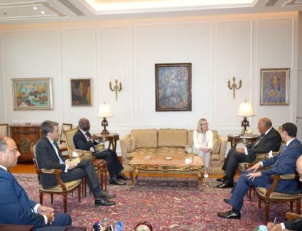 وزير الخارجية يستقبل المدير العام للعمليات بالبنك الدولي