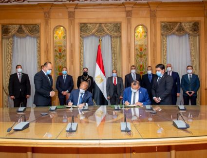 لإنتاج الأوتوبيسات الكهربائية.. توقيع اتفاقية تصنيع مشترك بين مصنع 200 الحربي وشركة (MCV) للنقل