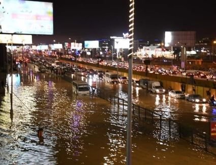 الدفع بـ 10 سيارت شفط لسحب مياه ناتجة عن كسر خط مياه رئيسي بـ 6 اكتوبر