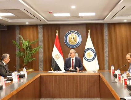 وزير البترول يبحث زيادة معدلات الإنتاج  ومواجهة التحديات مع قيادات الوزارة 