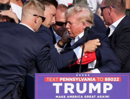 وسائل إعلام أمريكية.. محاولة اغتيال الرئيس السايق ترامب في تجمع انتخابي 