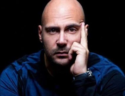 " شاهد عيان " يجبر وليد فواز علي نزول الشارع