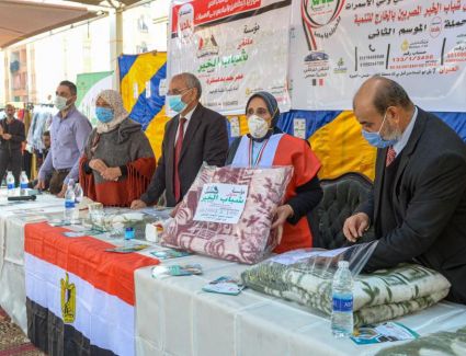 وزارة الهجرة: مؤسسة "ملتقى شباب الخير" يديرها مصريون بالكويت تُهدي ملابس وبطانيات لأهالي حي الأسمرات