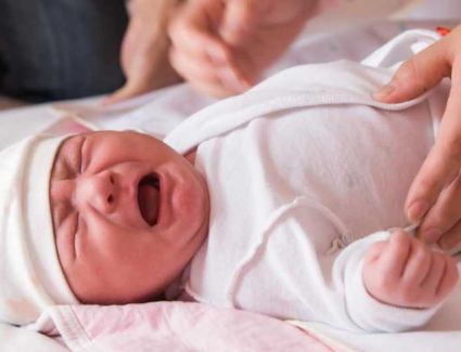 اختلفت مع زوجها.. ربة منزل تعرض طفلتها للبيع عبر "فيس بوك"