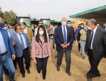 وزيرا التعاون الدولي والزراعة يشهدان تسليم مزراعي الفيوم والمنيا 324 معدة وآلة زراعية 