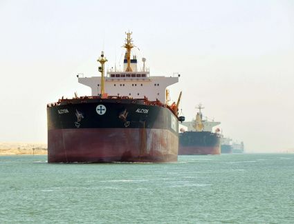 بعبور 72 سفينة.. إحصائيات الملاحة تسجل اليوم خامس أعلى حمولة يومية في تاريخ قناة السويس