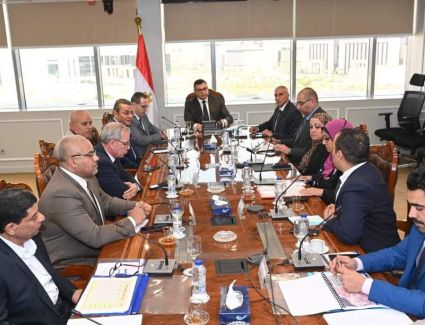 وزير الإسكان يتابع موقف طلبات تقنين الأوضاع وأعمال الطرق والمرافق للأراضي المضافة للشروق والعبور