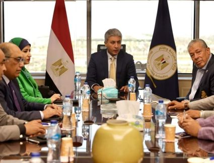 وزير السياحة يناقش فرص الترويج للمقصد السياحي المصري بالخارج
