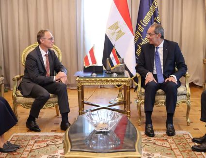 وزير الاتصالات يبحث مع سفير لاتفيا تعزيز التعاون فى مجالات التحول الرقمى والتعهيد