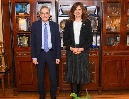 كارت مُسجل عليه بيانات المريض.. الهجرة تستقبل خبيرًا مصريًا بالخارج في مجال ميكنة منظومة التأمين الصحي بفرنسا 