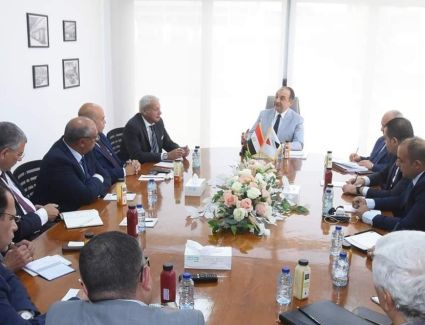 شيمي يبحث مع شعبة النقل باتحاد الصناعات فرص التعاون في صناعة السيارات