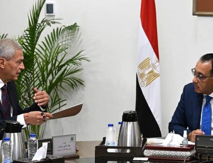رئيس الوزراء يتابع مع رئيس هيئة الشراء الموحد عددا من ملفات العمل