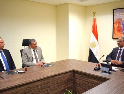 نائب وزير الإسكان يلتقي مسئولي شركات عالمية  لاستخدام الأنظمة  الذكية في المدن الجديدة