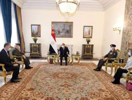 الرئيس السيسي يستقبل قائد القيادة المركزية الأمريكية 