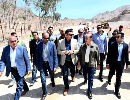  وزير الإسكان يتفقد مشروع ازدواج ورفع كفاءة طريق مطار سانت كاترين ومحطة المحولات الكهرباء