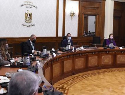 رئيس الوزراء يستعرض استراتيجية البنك المركزي للأمن السيبراني وخدمات الدفع والتحصيل الإلكتروني