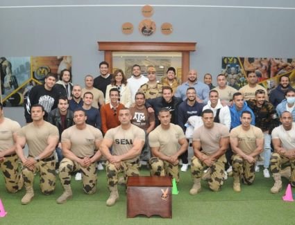 "الهجرة" تنظم زيارة لشباب مصر الدارسين بالخارج والبطل العالمي "بيج رامي" إلى قوات الصاعقة