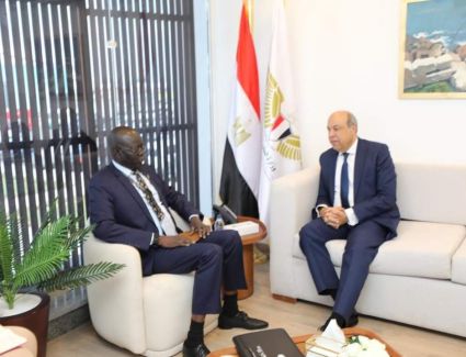 وزير الطيران المدني يلتقي بوزير النقل بجنوب السودان ضمن فعاليات معرض مصر الدولي للطيران والفضاء