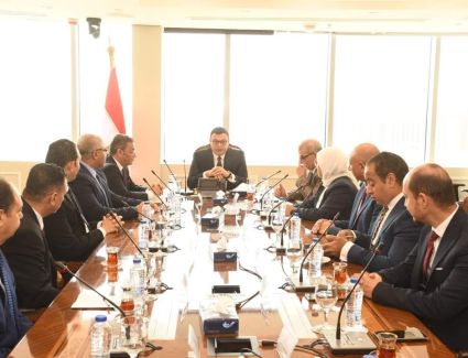 وزير الإسكان يتابع سير العمل بقطاع الشئون العقارية والتجارية بهيئة المجتمعات العمرانية الجديدة