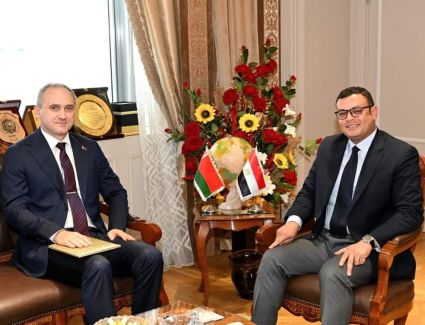 وزير الإسكان يستقبل سفير بيلاروسيا بالقاهرة لبحث مجالات التعاون بين البلدين