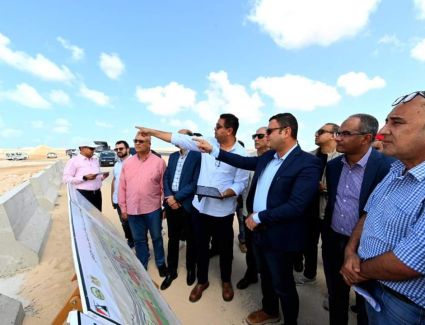 وزير الإسكان يتفقد أعمال المرافق والطرق بالأراضي الخاضعة لولاية «المجتمعات العمرانية الجديدة» بالضبعة