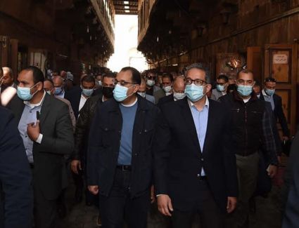 تنفيذا لتكليفات الرئيس بمشروعات إحياء القاهرة التاريخية: رئيس الوزراء يقوم بجولة تفقدية في وكالة الغوري والمناطق المحيطة