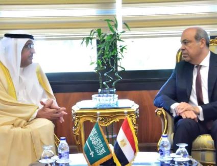 وزير الطيران المدني يلتقي وزير الدولة وعضو مجلس الوزراء السعودي لتعزيز التعاون في مجال الطيران المدني