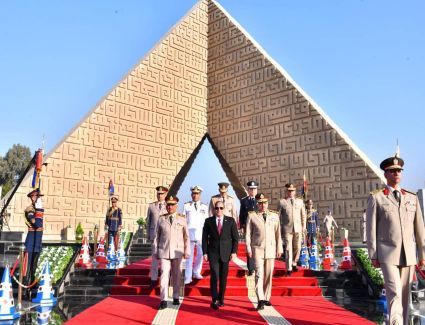  الرئيس السيسى يضع أكاليل الزهور على قبر الجندى المجهول والزعيمين أنور السادات وجمال عبد الناصر 