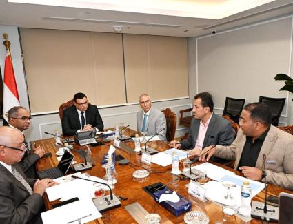 وزير الإسكان يتابع منظومة الصرف الصحي والصناعى بالعاشر من رمضان