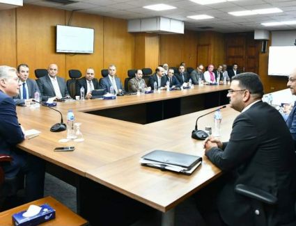 وزير البترول يجتمع بمسؤولي التعدين لبحث زيادة الاستثمار في القطاع 