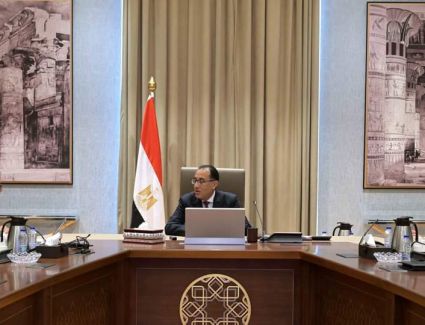 رئيس الوزراء يتابع مع رئيس المنطقة الاقتصادية لقناة السويس عددا من ملفات العمل